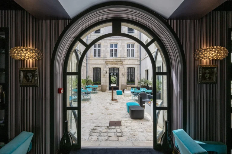 Cour intérieure de l'Hôtel La Monnaie à La Rochelle