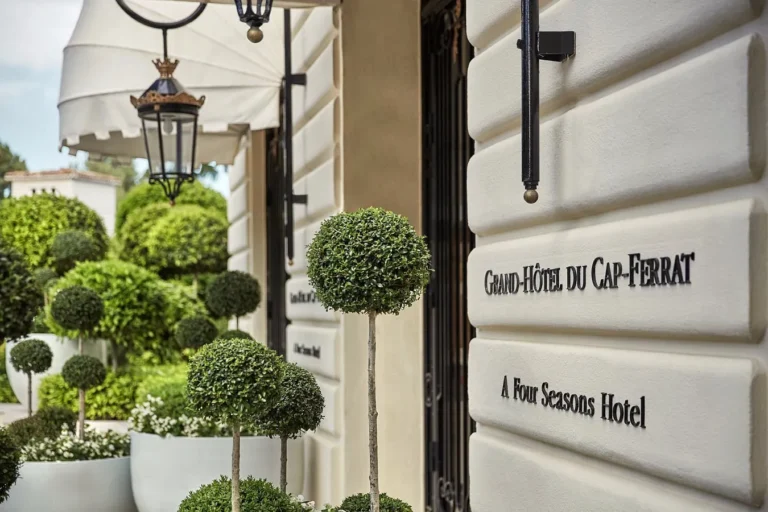 Entrée du Grand Hôtel du Cap-Ferrat