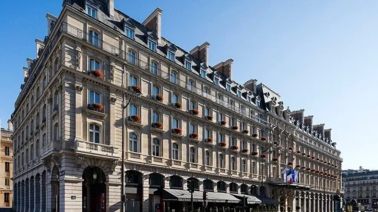 Façade du Hilton Paris Opéra rue Saint-Lazare
