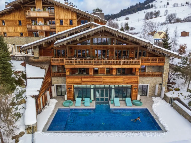 Four Seasons Resort Megève, piscine d'hiver extérieure