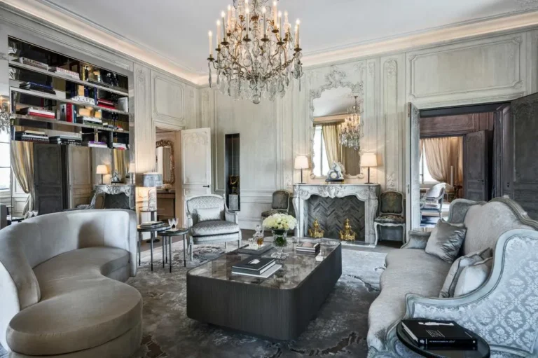 Hôtel de Crillon – Le living room des Grands appartements pensés par Karl Lagerfeld
