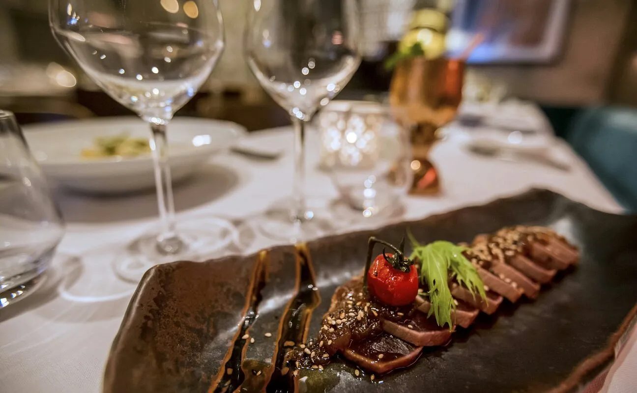 Espaces personnalisables et cuisine méditerranéenne de saison