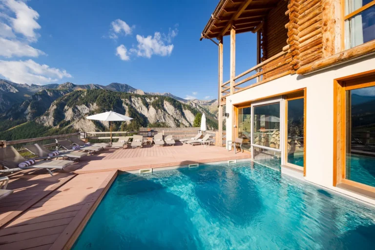 La piscine et les montagnes